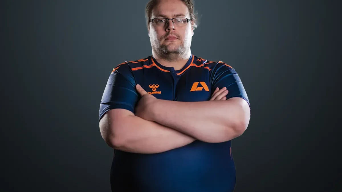 Polly покидає Apeks