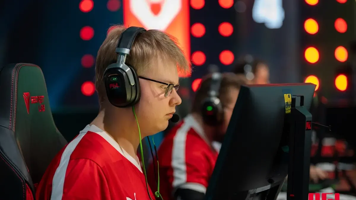 Aurora signs Jimpphat from MOUZ to build international roster